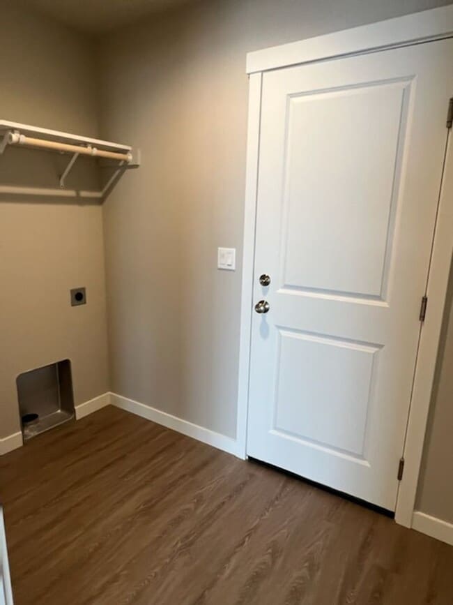Building Photo - 1090 S New Oak Ln