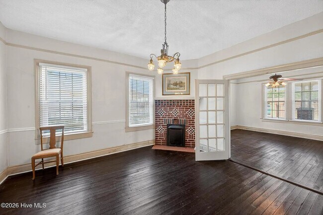 Building Photo - Ideal for Medical Professionals & Students – Spacious 5BR Near Downtown