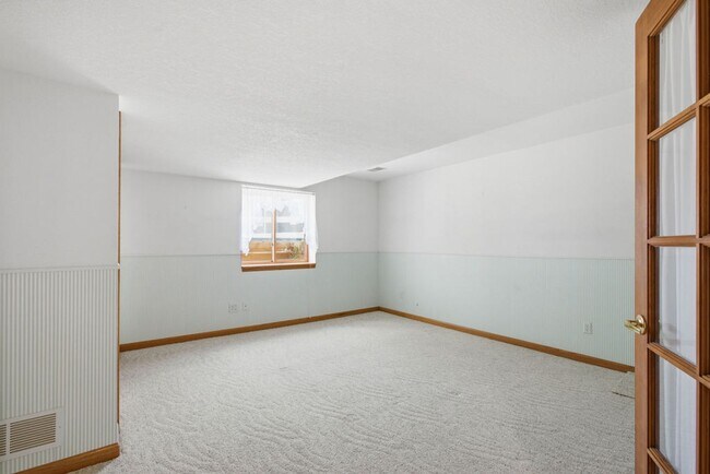 Building Photo - 4 Bedroom 3 Bathroom Duplex in Emerald Glen