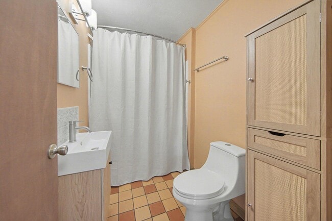 Building Photo - 808 E Cross St