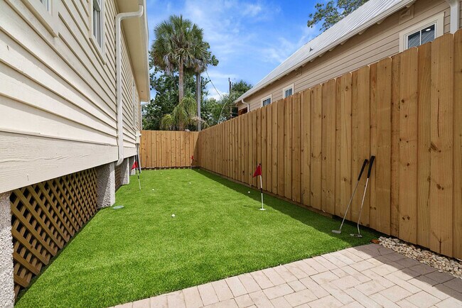 Building Photo - 30 W Castillo Dr