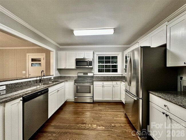 Building Photo - 710 Neil St