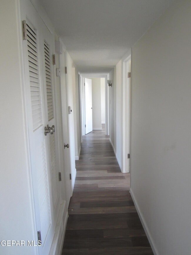Building Photo - 305 Corvena Way
