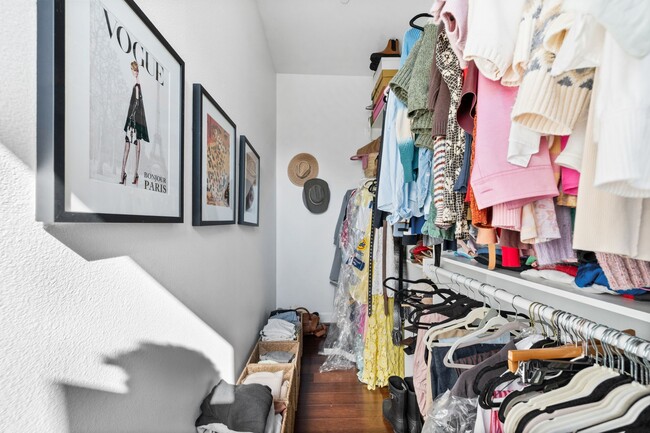 Building Photo - 3302 Lake St