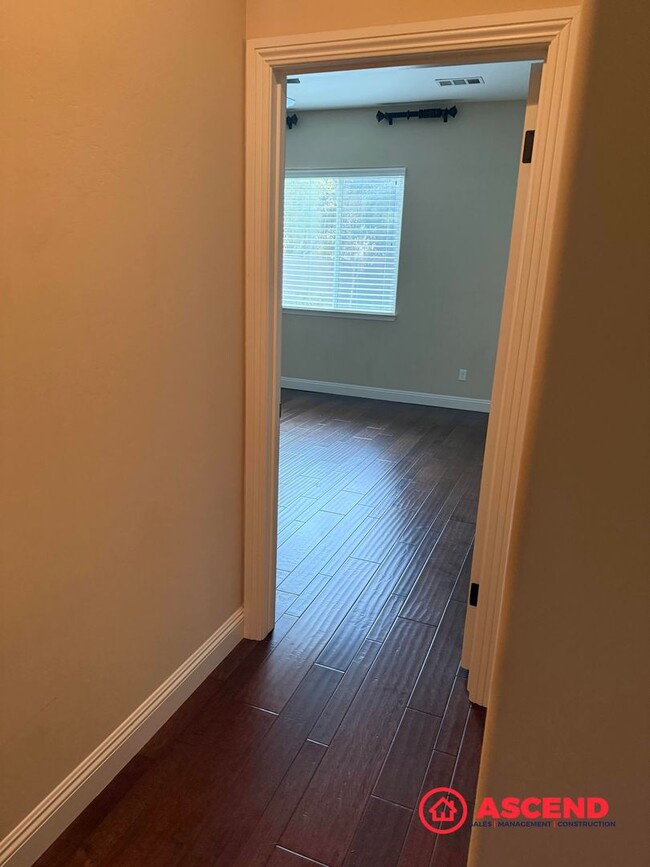 Building Photo - Stunning 4 bedroom + office in Seven Oaks!