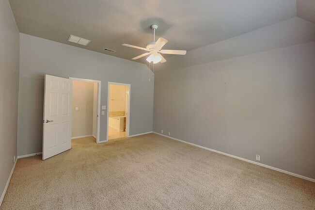 Building Photo - 15832 Coyote Hill Dr