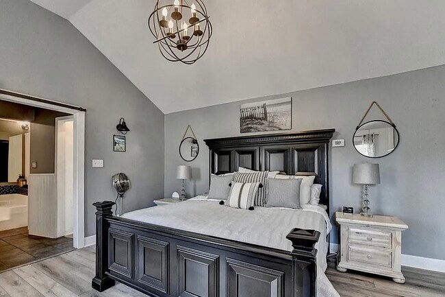 Building Photo - 561 Russell Rd