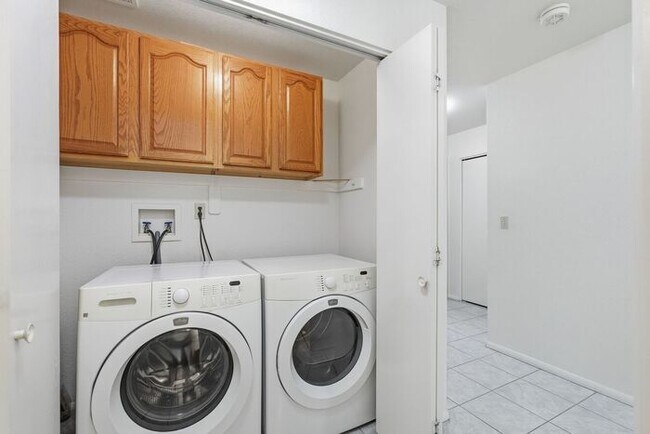 Building Photo - 8063 S New Abbey Dr