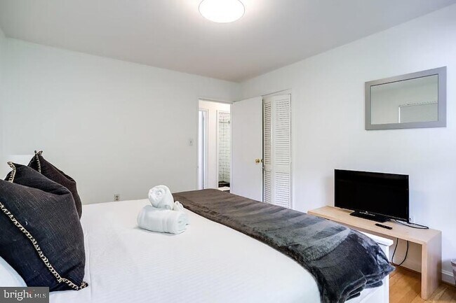 Building Photo - 9724 Admiralty Dr