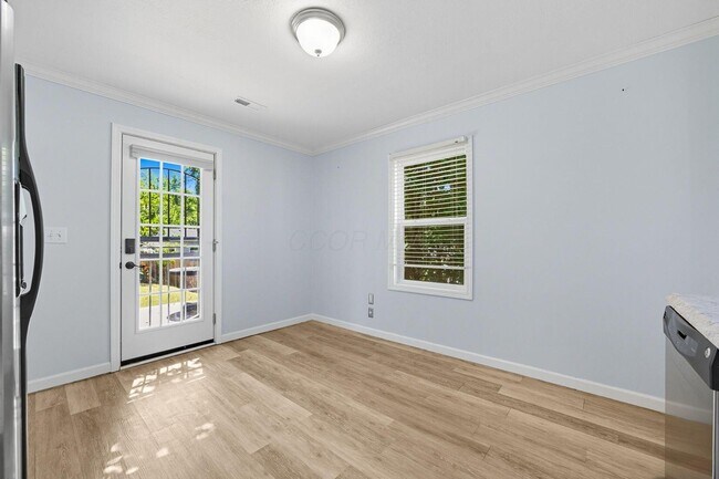 Building Photo - 455 Lakeview Dr