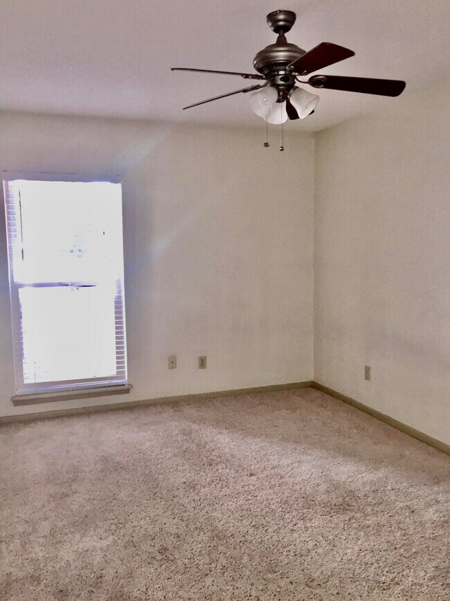 Building Photo - 4433 N Stanton St