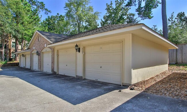 Building Photo - 6607 Lake Woodlands Dr