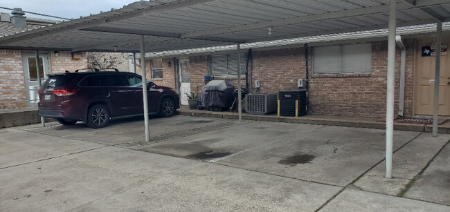 Building Photo - 1016 E Tri Oaks Ln