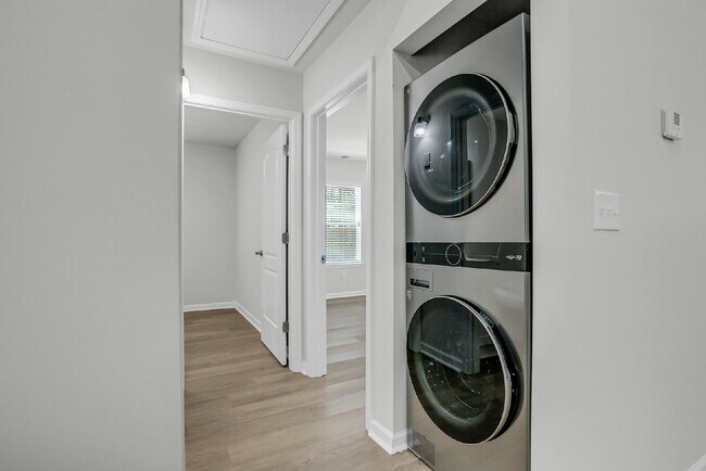 Building Photo - Updated Duplex on quiet street close to downtown.