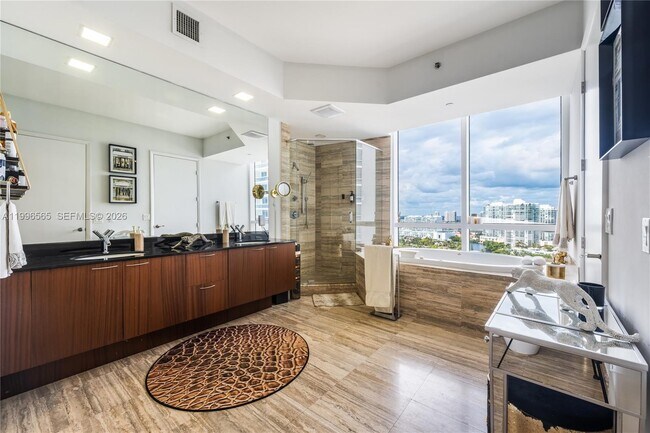 Building Photo - 15901 Collins Ave