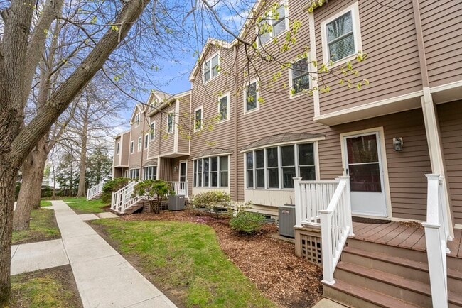 Building Photo - 6 Locust Ln