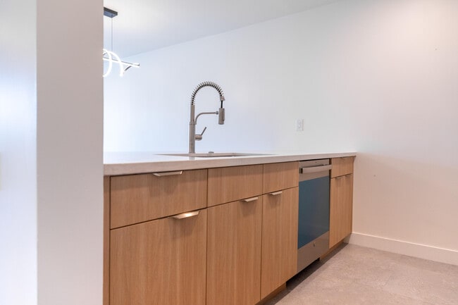 Building Photo - 1400 S Palm Canyon Dr