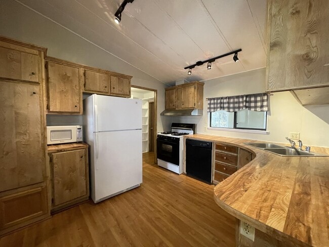 Building Photo - 9384 Lott Rd