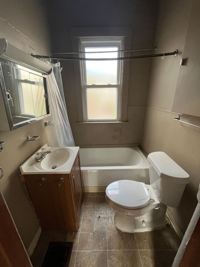 Building Photo - 2 Bedroom 2 Bathroom in Popular Baker Dist...