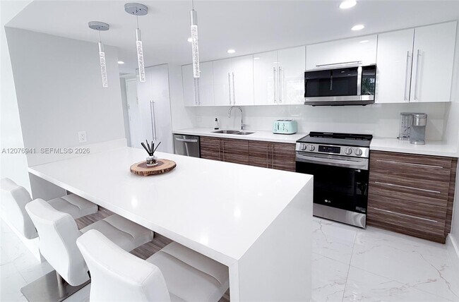 Building Photo - 1800 Collins Ave