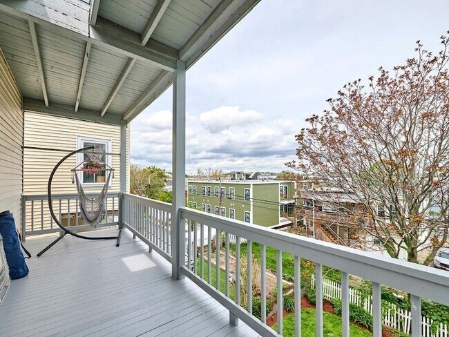 Building Photo - 48 Wordsworth St