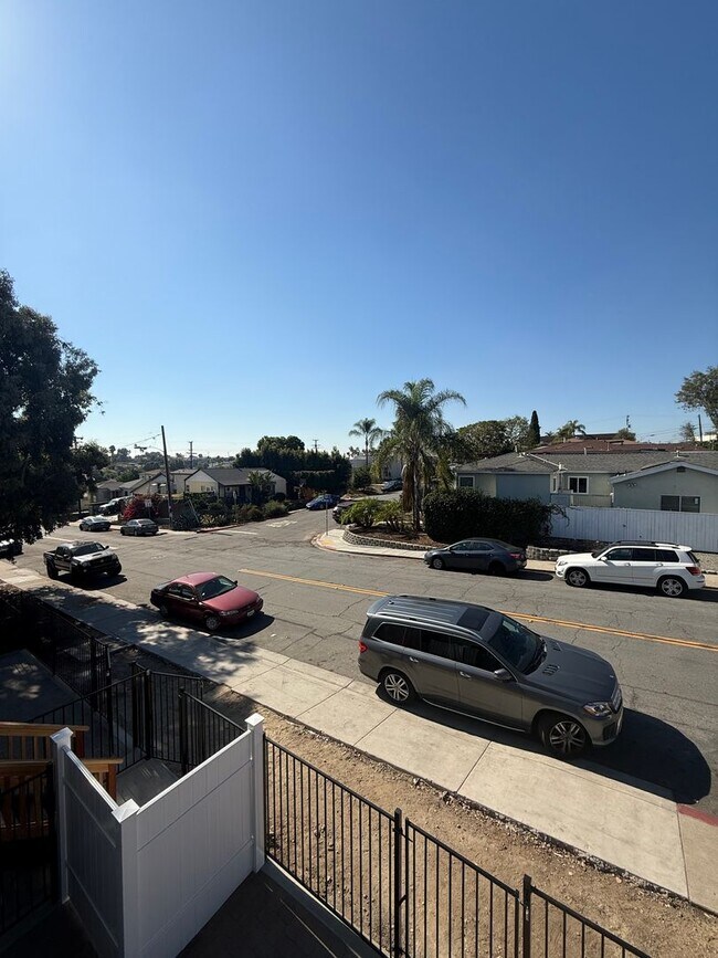 Building Photo - College Ave Triplex