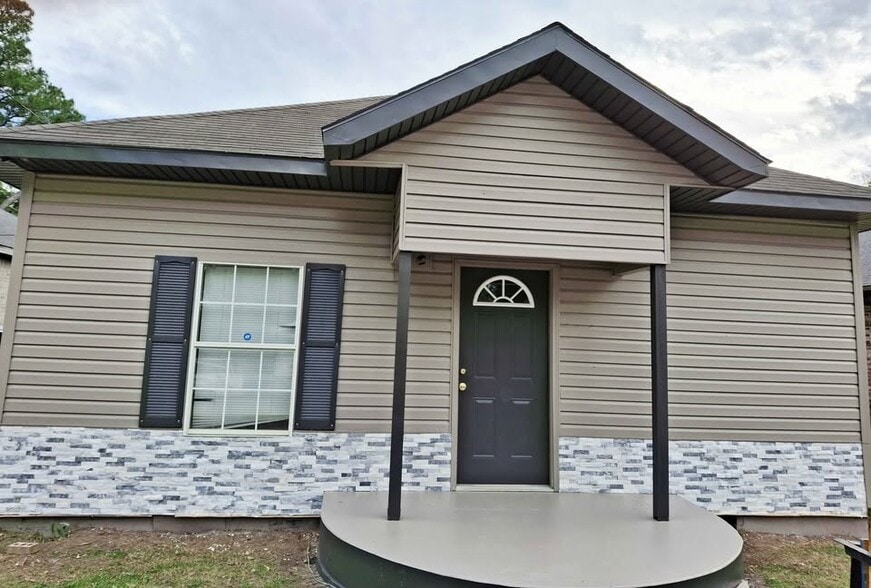 Primary Photo - 1313 W Huntington Ave