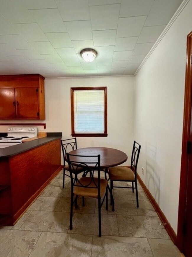 Building Photo - ~~ Cute 2-bedroom Brick Ranch located in Elon ~~