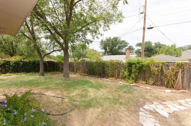 Building Photo - Super cute 3 bedroom, 2 bath home in the s...
