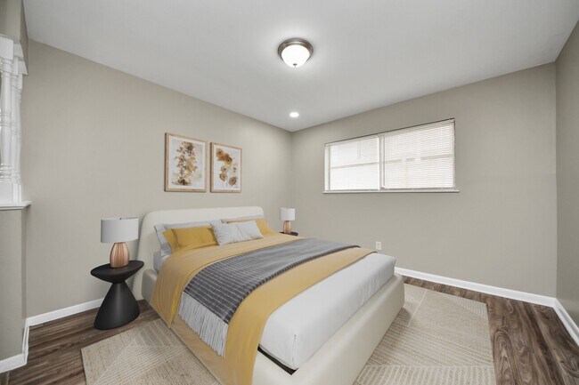 Building Photo - 1736 Crestdale Dr