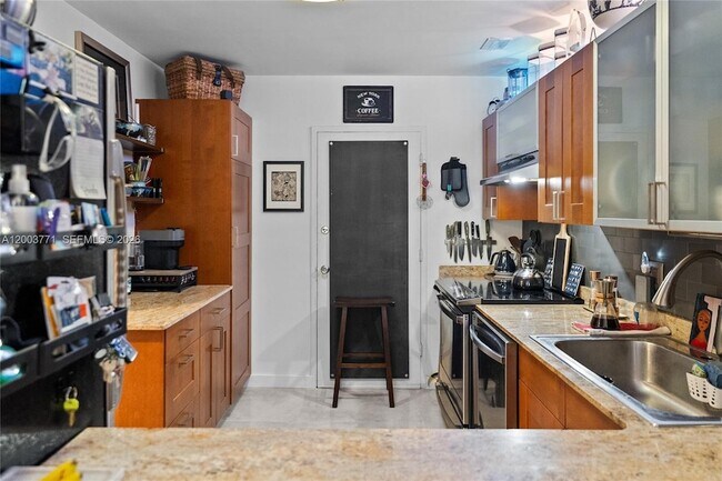 Building Photo - 100 Edgewater Dr