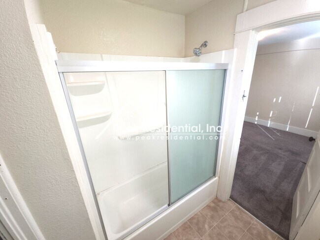Building Photo - Cute 2 bd/1 ba Roseville House