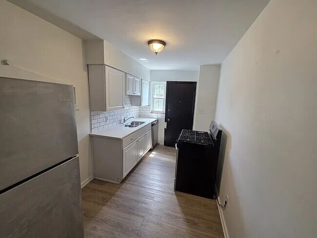 Building Photo - Renovated 1BD/1BA Apartment | Bexley Area | Hardwood Floors | Pets Welcome