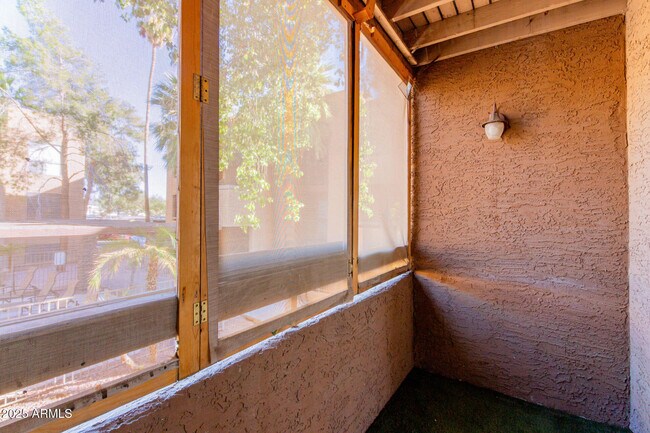 Building Photo - 2625 E Indian School Rd