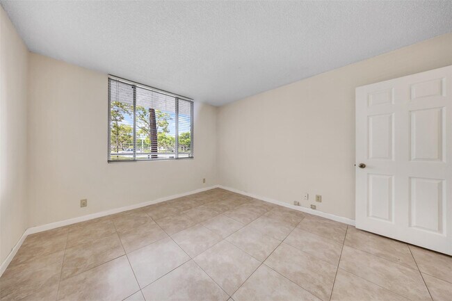 Building Photo - 941 Lyons Rd