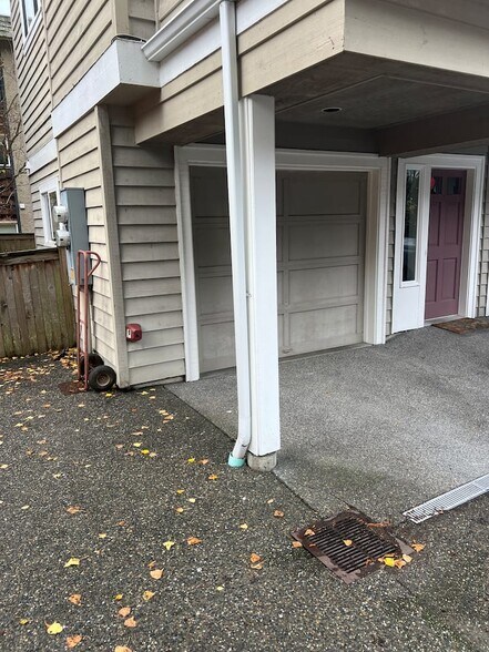Garage and private back yard. - 4135 Chilberg Ave SW