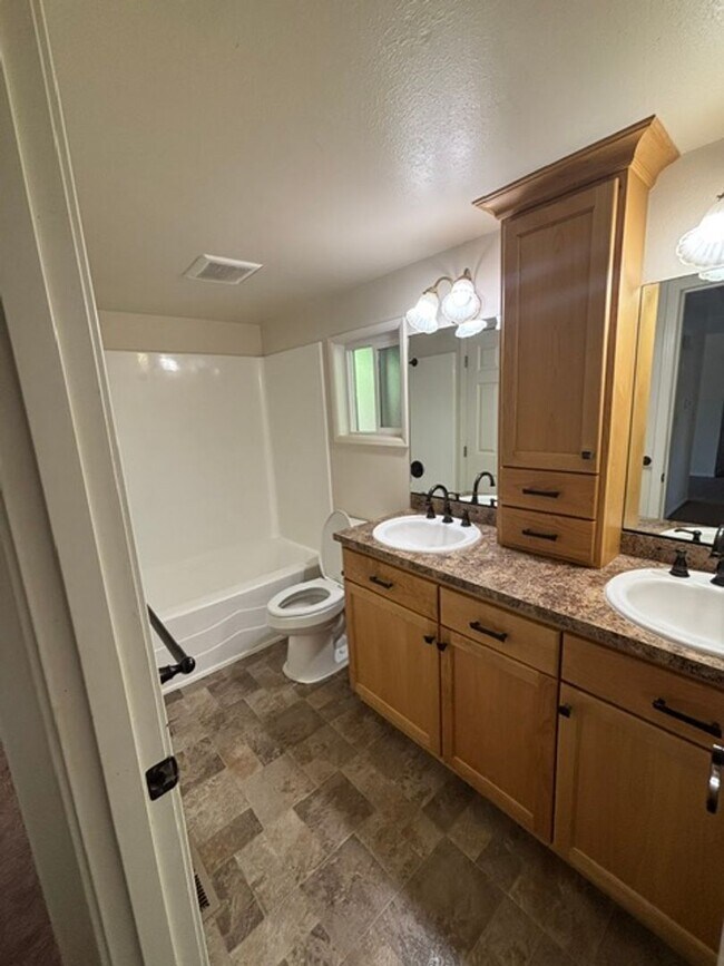 Building Photo - 408 E Pinehurst Dr