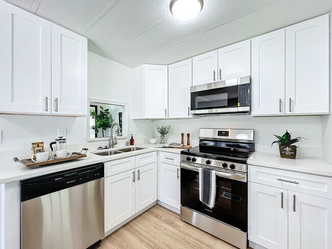 Building Photo - Gorgeous fully remodeled 2-Bedroom, 2 Bath...