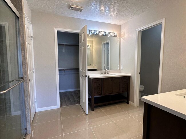 Building Photo - 1281 El Camino Village Dr