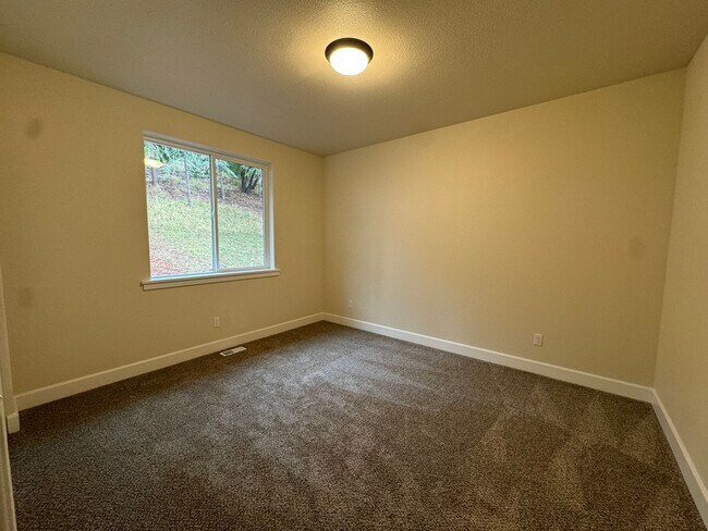 Building Photo - 581 NE Alameda Ave