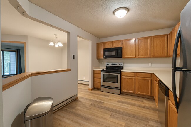 Building Photo - Quaint, Updated 1 Plus Den Condo in Bloomington.