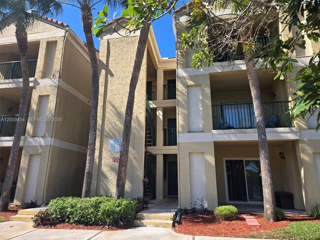 Building Photo - 733 Riverside Dr