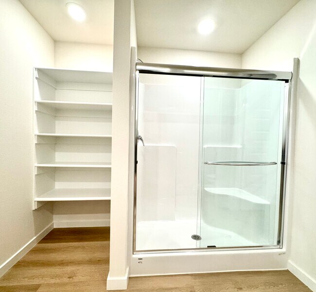 Building Photo - 5382 Selah St