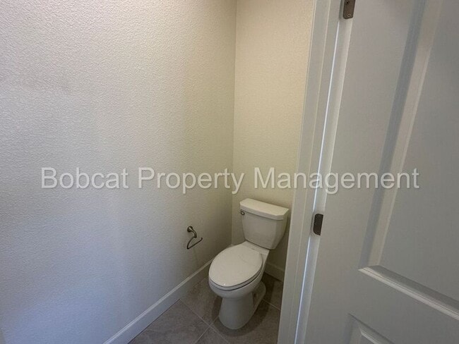 Building Photo - 925 Nelle Dr