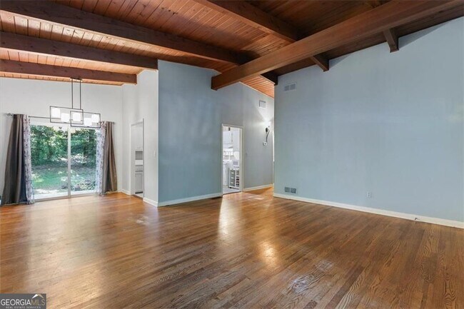 Building Photo - 2627 Woodacres Rd NE