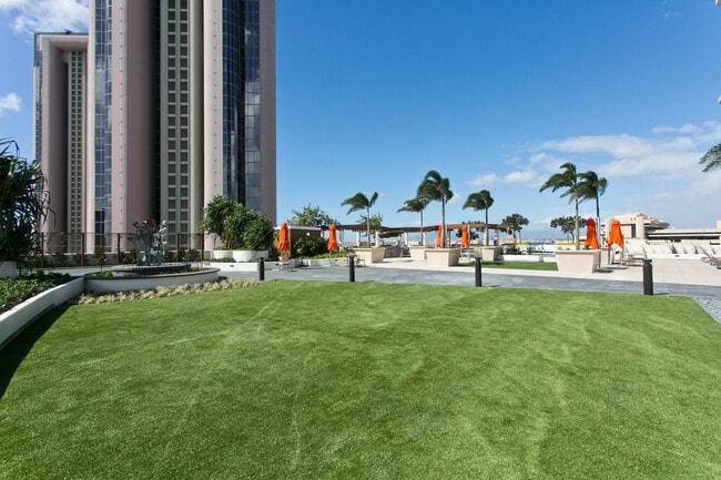 Building Photo - Available September 1st, One Bedroom One Bath Condo in Kakaako