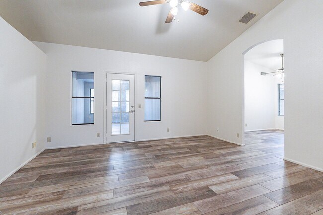 Building Photo - Charming 4-bedroom, 2-bathroom in Gilbert