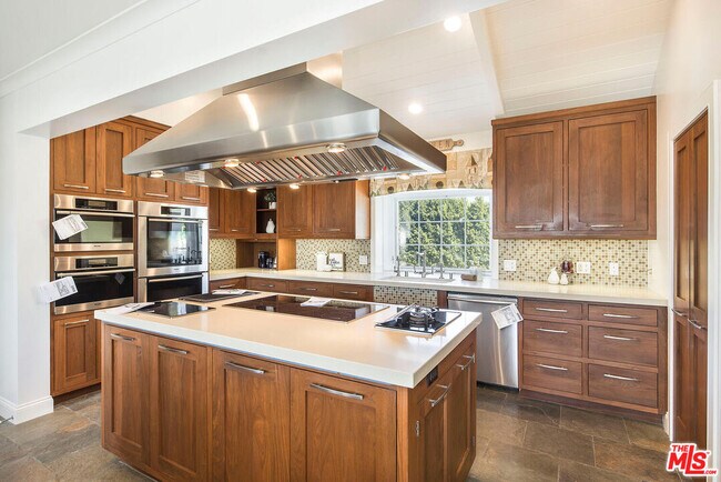 Building Photo - 17108 Oak View Dr