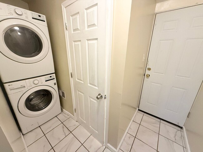 Building Photo - Gorgeous 3-Bedroom Townhome in Elmwood Park! Available NOW!