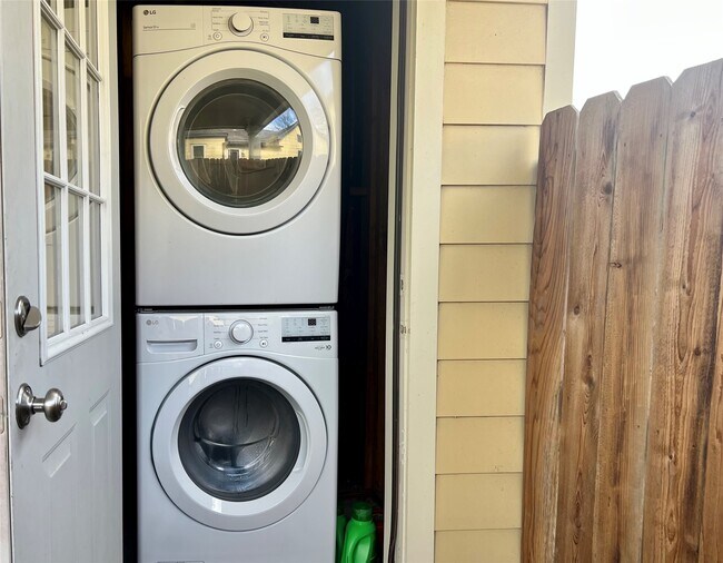 Building Photo - 1021 Louise St